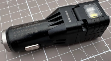 这款车载充电器兼作应急设备