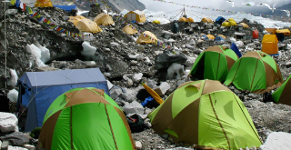塑料出现在世界上最偏远的地方包括珠穆朗玛峰