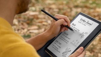 查看亚马逊首个KindleScribe交易您可以选择基本款或高级款笔