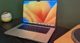 Apple的16英寸M2MaxMacBookPro拥有任何其他笔记本电脑中续航时间最长的电池