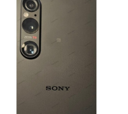 在第一张照片中旗舰智能手机Xperia1V与前几代产品非常相似