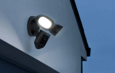 今天购买 Ring Floodlight Cam Wired Pro 立省 40 美元