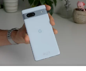 谷歌像素7a拆箱和审查