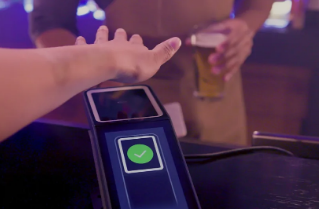 您现在可以使用亚马逊的手掌识别技术购买没有ID的啤酒