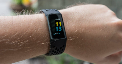 FitbitCharge5用户报告更新后可穿戴设备变砖