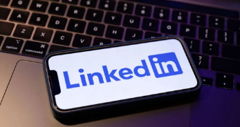 LinkedIn的新人工智能机器人将为您撰写来之不易的里程碑帖子