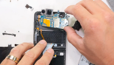 Galaxy Z Flip 5 出色地通过了残酷的拆解测试