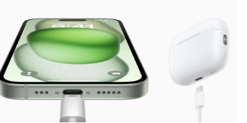 iPhone15的USB-C端口可让您为AppleWatch和AirPods充电