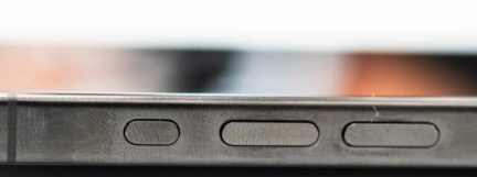iPhone15Pro系列钛金属边框据说是极致的指纹磁铁