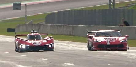 观看Ferrari499PModificata和296Challenge在穆杰罗赛道上的表现
