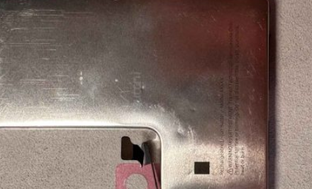 据称iPhone16Pro原型机的电池被拍到容量并不令人印象深刻但采用了新的金属外壳